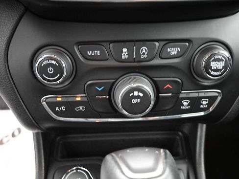 Used 2021 Jeep Cherokee Latitude Lux AWD/4WD image 17