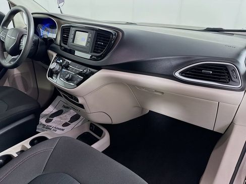 Used 2017 Chrysler Pacifica LX w/ Tire & Wheel Group FWD image 34
