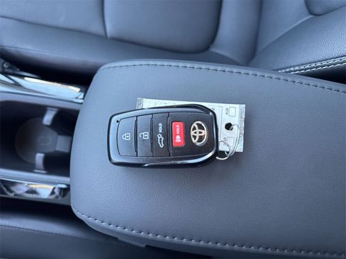 Used 2025 Toyota Corolla Cross XLE image 36
