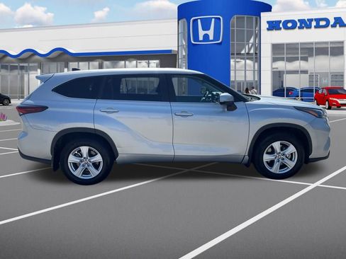 Used 2024 Toyota Highlander LE AWD/4WD image 18