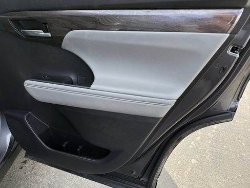 Used 2023 Toyota Highlander Limited image 29