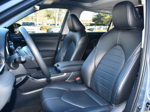 Certified 2023 Toyota Highlander XLE image 9