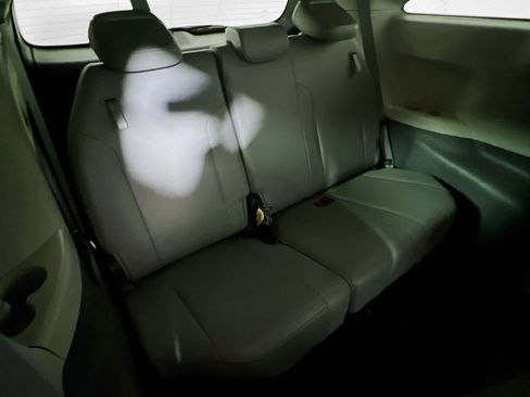 Certified 2022 Toyota Sienna XLE FWD image 24