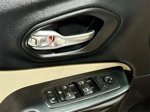 Used 2017 Jeep Cherokee Latitude image 19