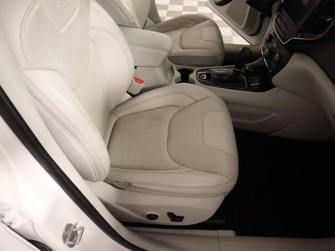 Used 2022 Jeep Cherokee Latitude Lux w/ Sun & Sound Group image 13