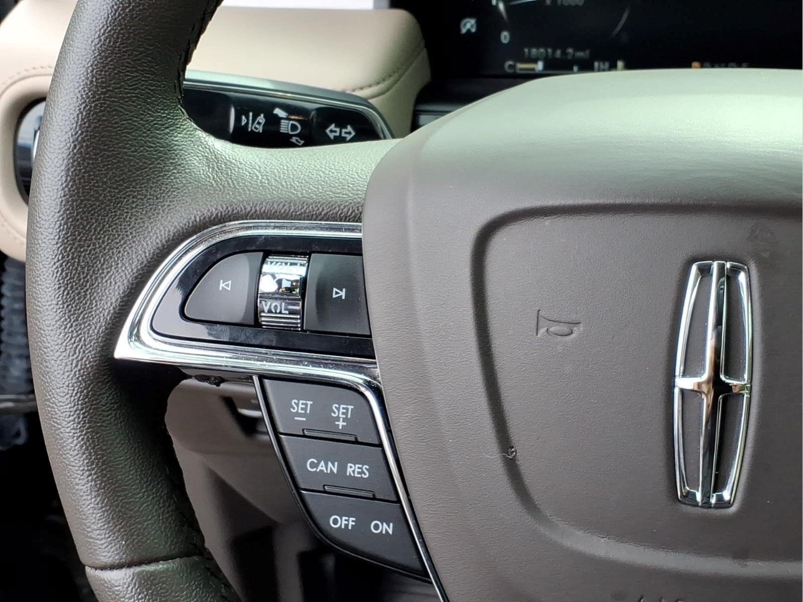 Used 2023 Lincoln Nautilus FWD w/ Premium Package image 20