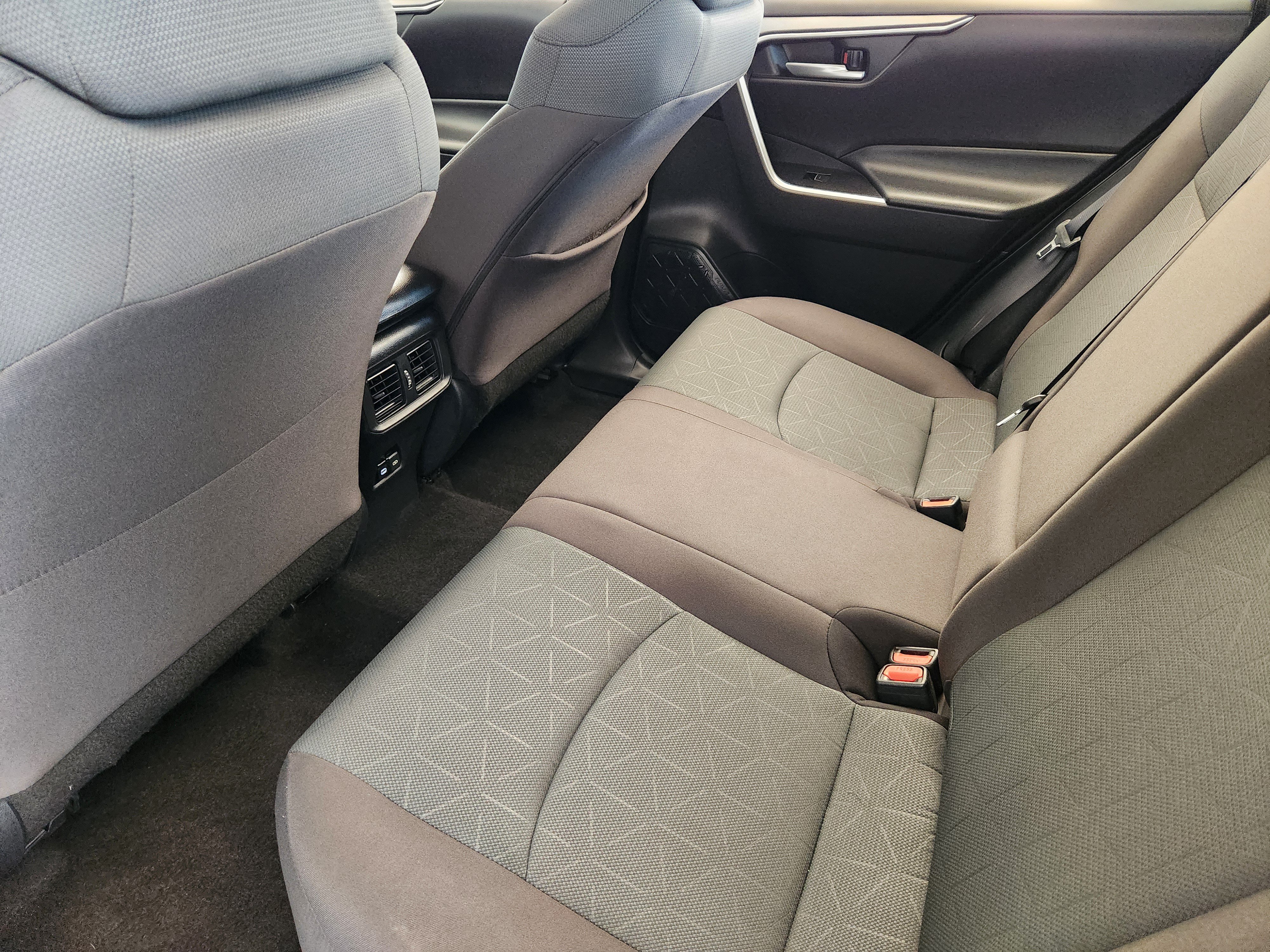 Used 2025 Toyota RAV4 XLE FWD image 32