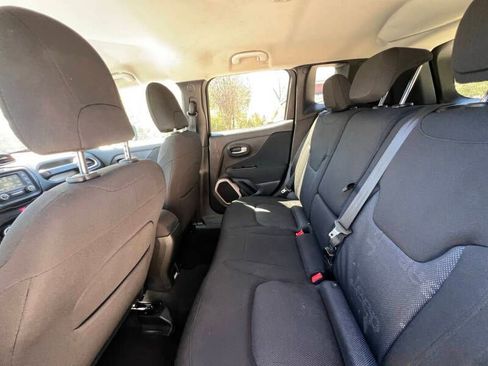 Used 2017 Jeep Renegade Latitude w/ Popular Equipment Group FWD image 12