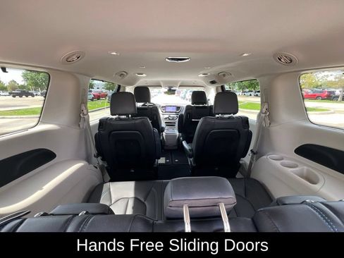 Certified 2021 Chrysler Pacifica Touring-L w/ Uconnect Theater Family Group FWD image 14
