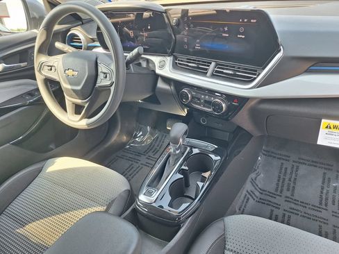 Used 2025 Chevrolet Trax LT FWD image 24