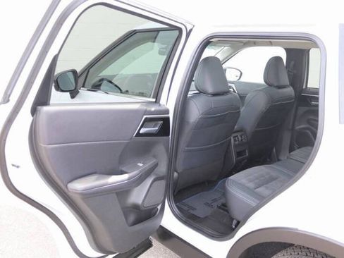 Used 2025 Mitsubishi Outlander SE image 20