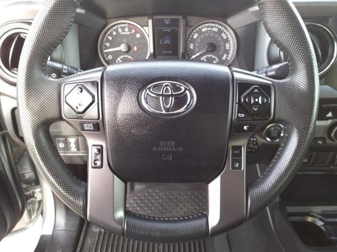 Used 2022 Toyota Tacoma TRD Off-Road image 8