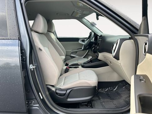 Used 2025 Kia Soul LX FWD image 10