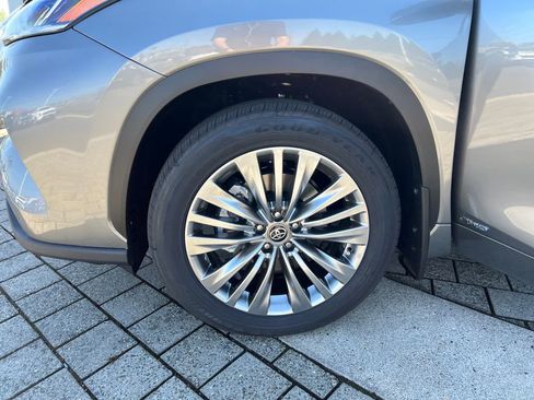 New 2026 Toyota Highlander Platinum AWD/4WD image 18