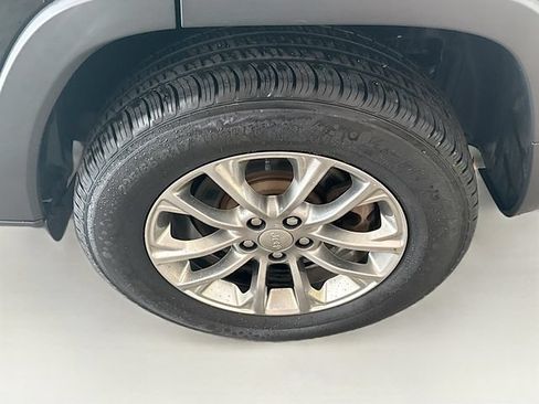 Used 2020 Jeep Cherokee Latitude Plus w/ Cold Weather Group AWD/4WD image 30
