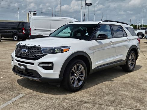 Used 2022 Ford Explorer XLT w/ Equipment Group 202A image 8