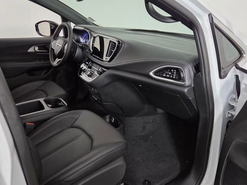 New 2026 Chrysler Pacifica Select image 34