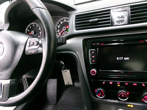 Used 2014 Volkswagen Passat 2.5 SE image 34