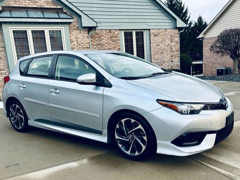 Used 2017 Toyota Corolla iM image 12