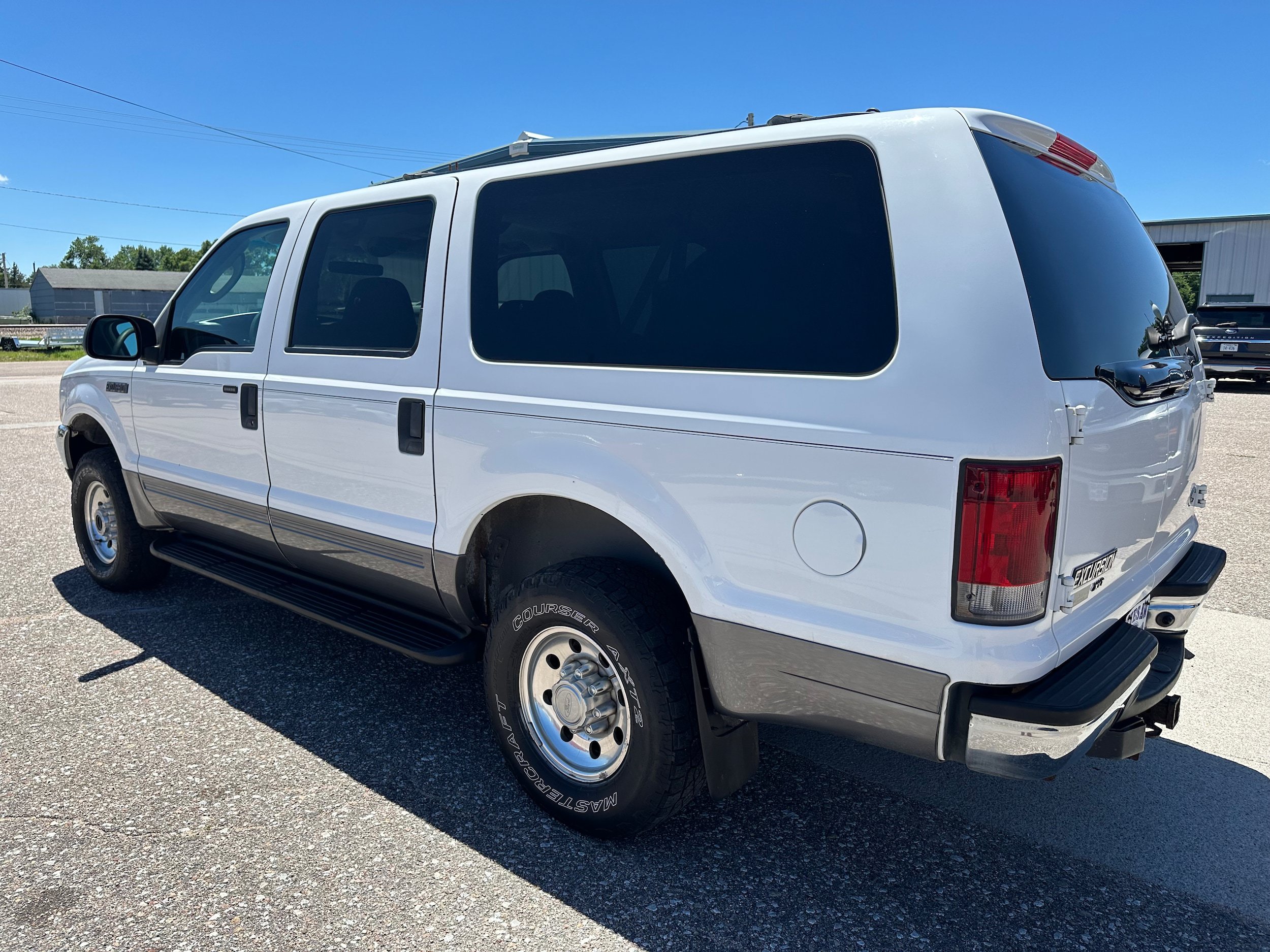 Used 2004 Ford Excursion XLT AWD/4WD image 4