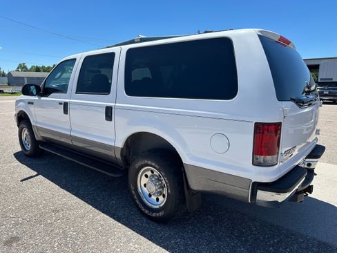 Used 2004 Ford Excursion XLT AWD/4WD image 4