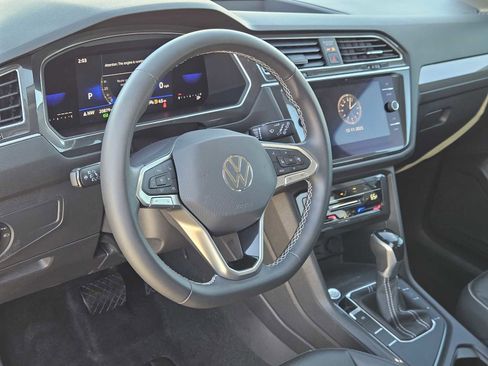 Used 2022 Volkswagen Tiguan SE image 2
