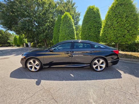 Used 2018 Honda Accord Touring image 2