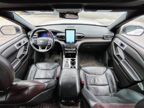 Certified 2020 Ford Explorer Platinum w/ Premium Technology Package AWD/4WD image 2