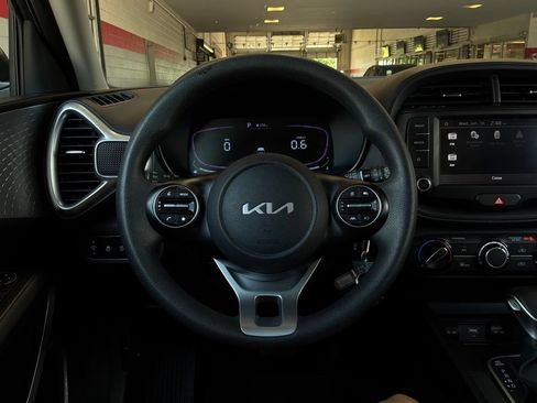Used 2025 Kia Soul LX w/ LX Technology Package FWD image 30