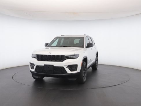 New 2025 Jeep Grand Cherokee Altitude image 37