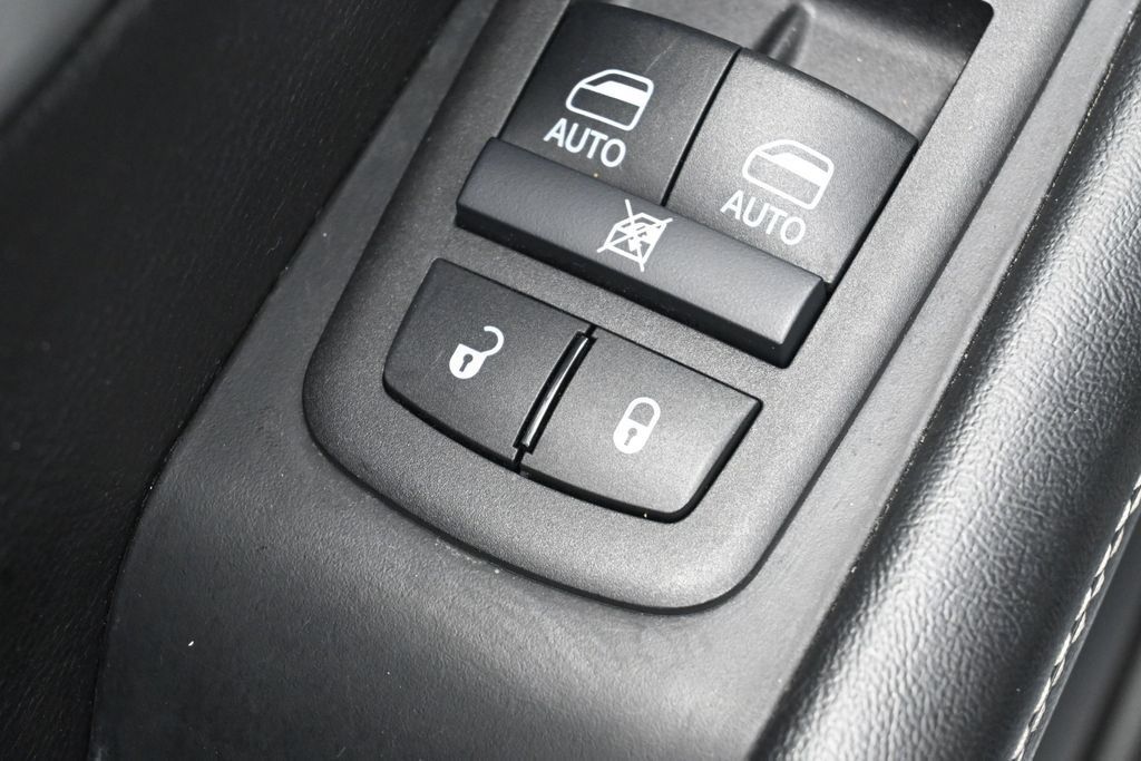 Used 2025 Chrysler Pacifica Limited FWD image 14