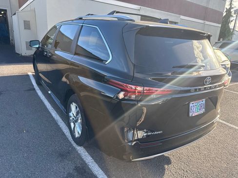 Used 2025 Toyota Sienna Limited AWD/4WD image 4