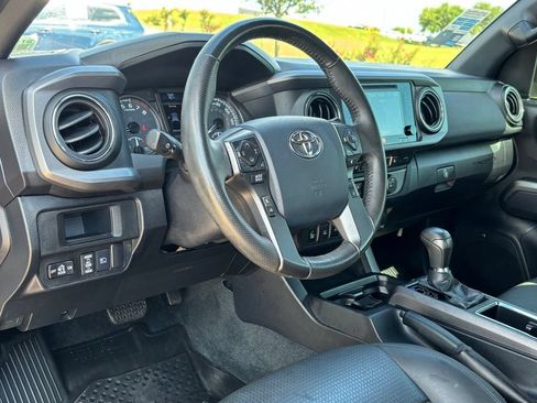 Used 2019 Toyota Tacoma TRD Off-Road AWD/4WD image 11