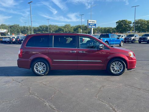 Used 2013 Chrysler Town & Country Touring-L w/ Driver Convenience Group FWD image 6