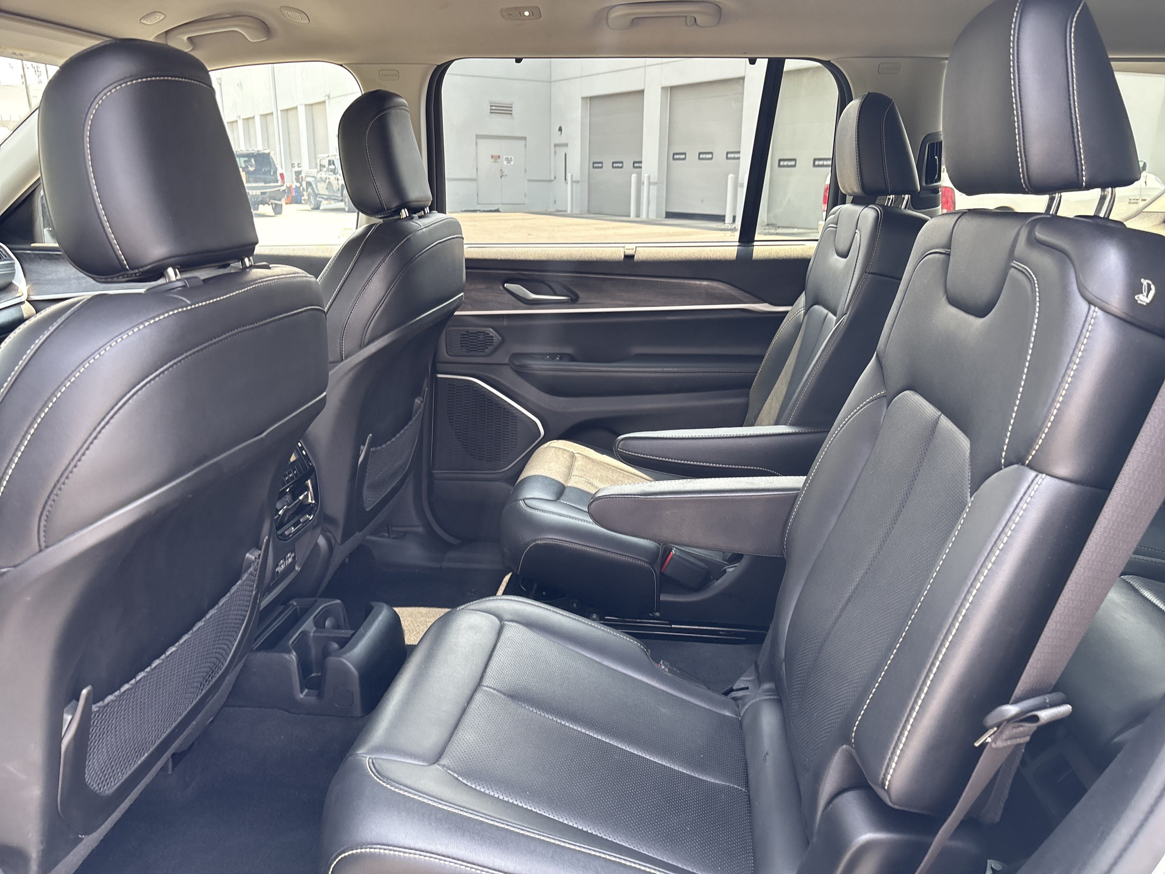 Used 2023 Jeep Grand Cherokee L Limited w/ Luxury Tech Group II AWD/4WD image 26