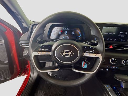Used 2025 Hyundai Elantra SE image 13