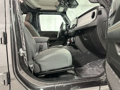 Used 2025 Jeep Wrangler Sahara image 23