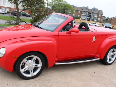 Used 2004 Chevrolet SSR w/ Preferred Equipment Group RWD image 31