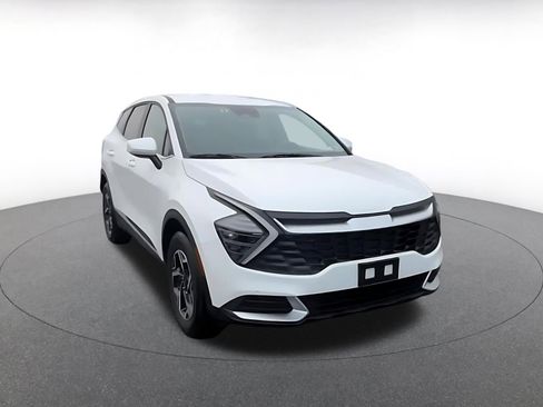 Used 2025 Kia Sportage LX image 3