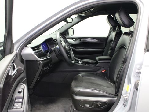 Used 2023 Jeep Grand Cherokee Altitude AWD/4WD image 17