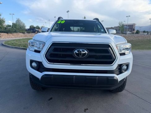 Used 2020 Toyota Tacoma SR5 AWD/4WD image 2