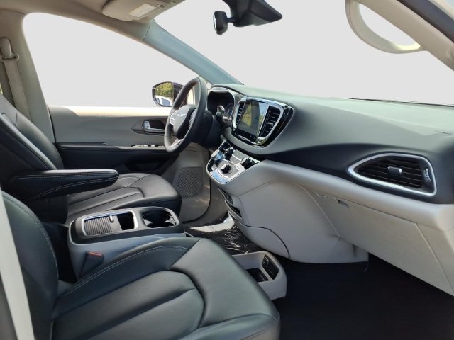 Used 2024 Chrysler Pacifica Touring-L FWD image 15