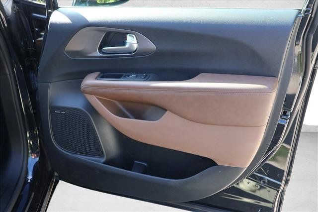 Used 2020 Chrysler Pacifica Limited FWD image 30
