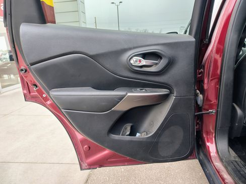 Used 2021 Jeep Cherokee Latitude Lux w/ Comfort/Convenience Group image 12