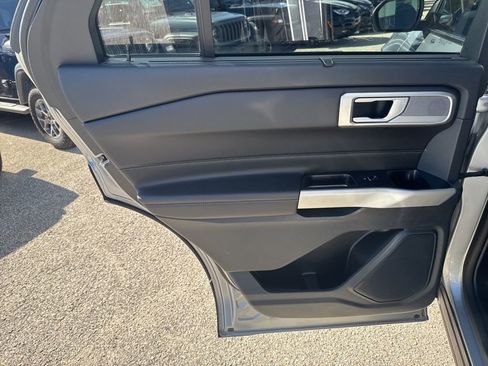 Used 2023 Ford Explorer Limited image 6