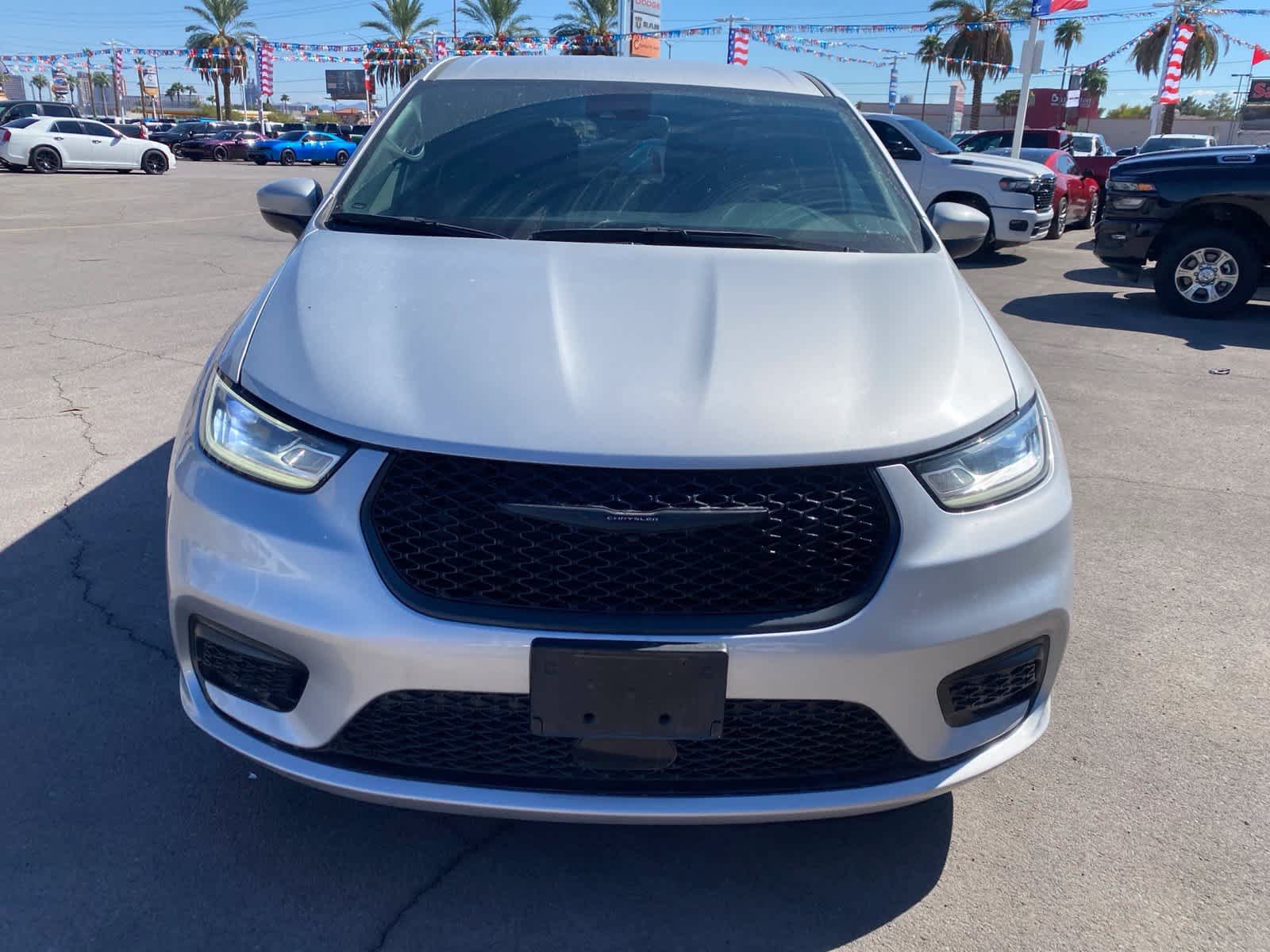 Used 2023 Chrysler Pacifica Touring-L w/ S Appearance Package FWD image 2