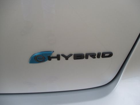 Used 2024 Chrysler Pacifica Limited FWD image 6