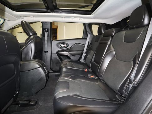 Used 2019 Jeep Cherokee Limited w/ Technology Group AWD/4WD image 15