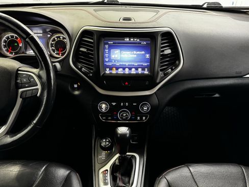 Used 2018 Jeep Cherokee Trailhawk AWD/4WD image 17