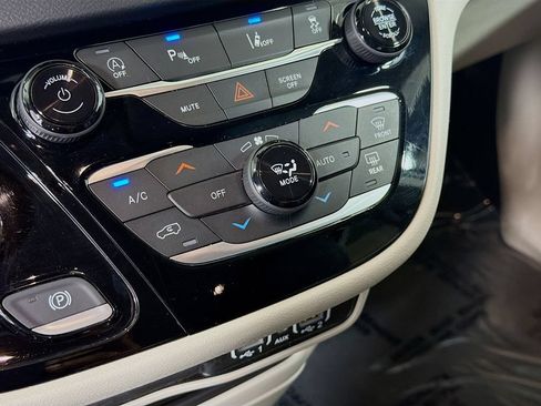 Used 2024 Chrysler Pacifica Touring-L FWD image 16